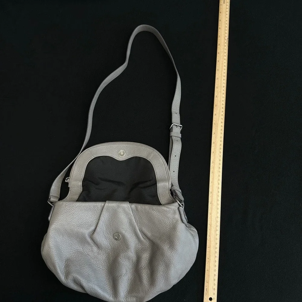 Marc Jacobs Grey Pebbled Leather Crossbody Bag Silver Logo Plaque Slouchy Hobo